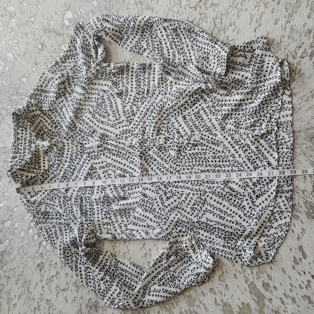 Cabi Split Back Geometric Print Long Sleeve Button Up Blouse SzS - Picture 7 of 7